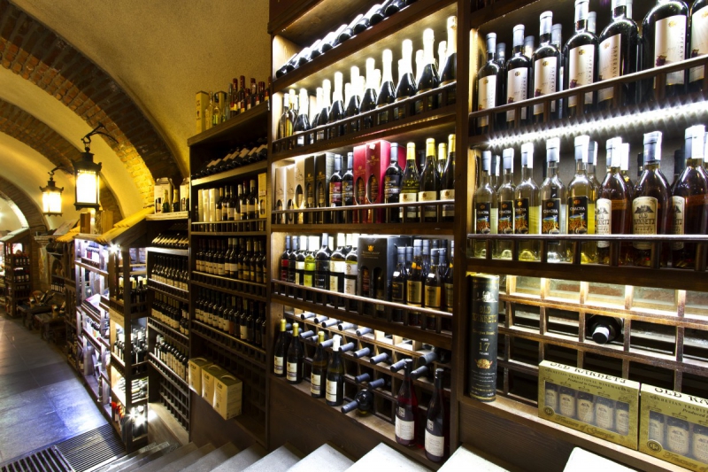 bar-PIERLAS-min_world_street_travel_shop_canon_georgia_wine_bottles-429767